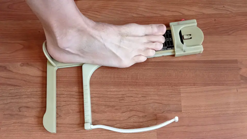 Foot measurement using a MAM foot measurement tool
